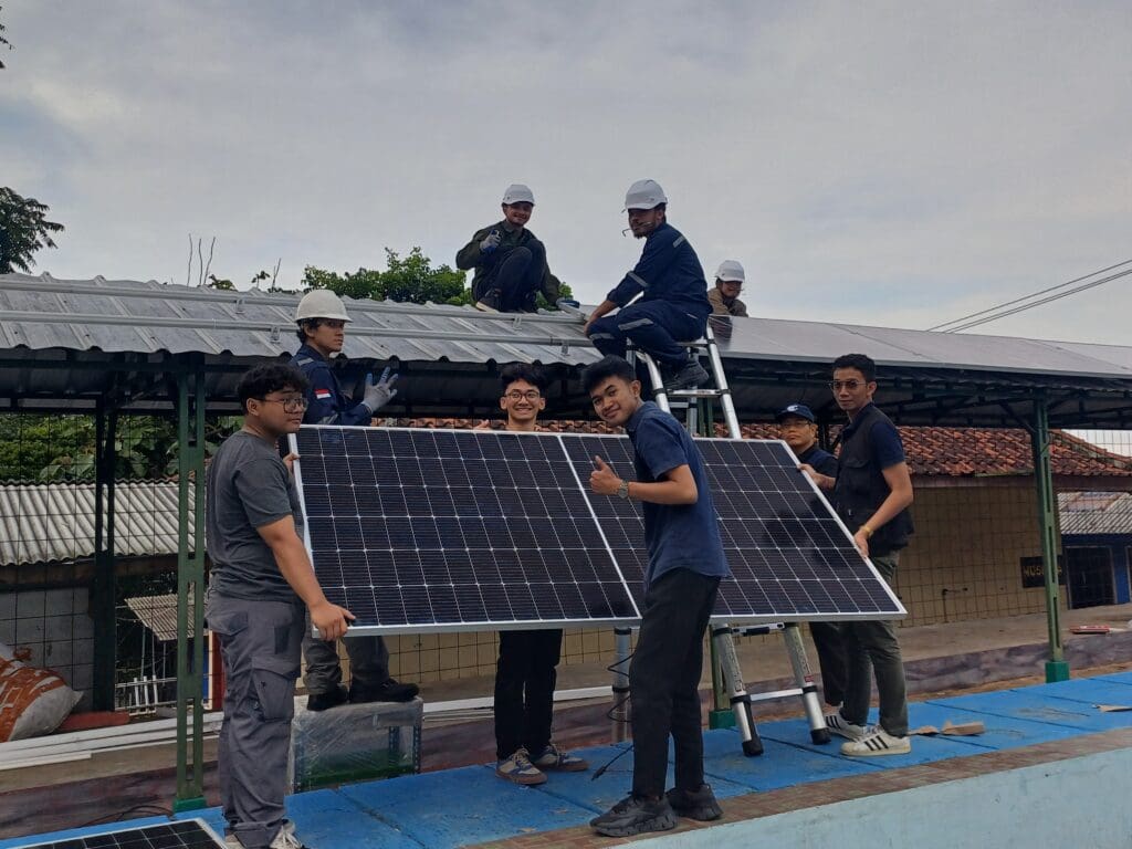 Pemasangan Panel Surya (Energi Terbarukan) di Desa Baros