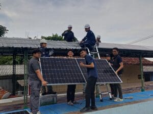 Pemasangan Panel Surya (Energi Terbarukan) di Desa Baros