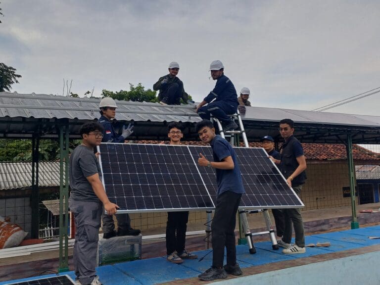 Pemasangan Panel Surya (Energi Terbarukan) di Desa Baros